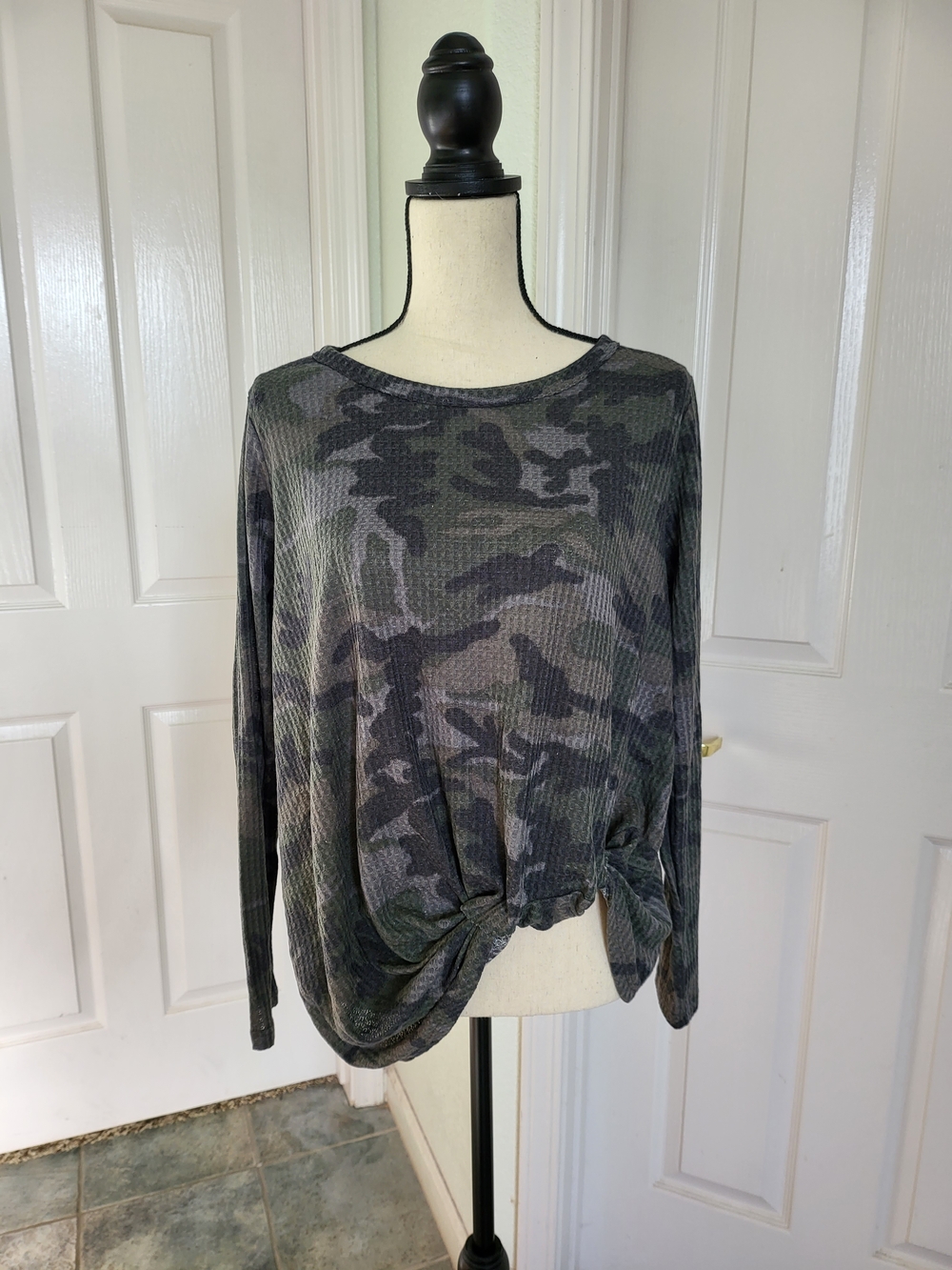 Pink Lily Gray & Green Camo Long-Sleeve Twist-Hem Top